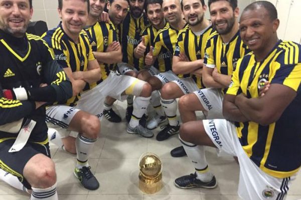 Erhan kupayı kaldırdı