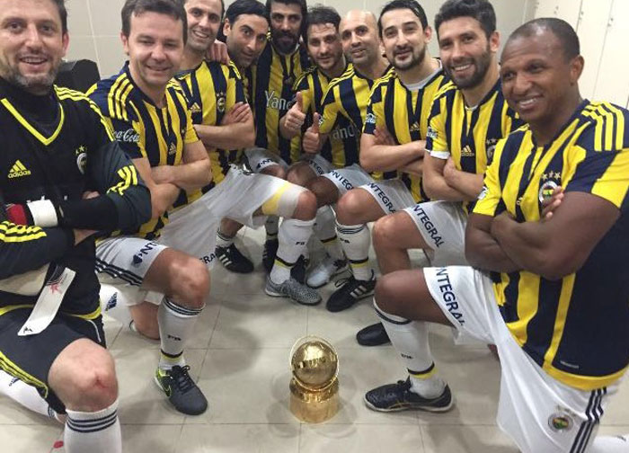 Erhan kupayı kaldırdı
