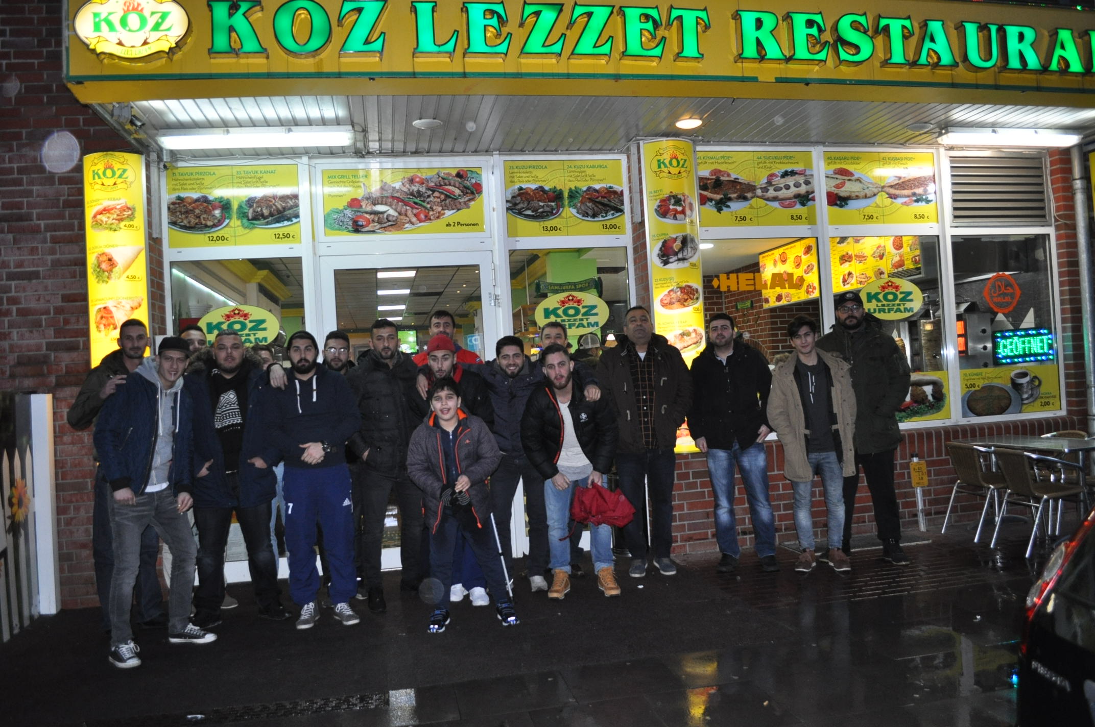 Maç ertelendi, yemek yenildi