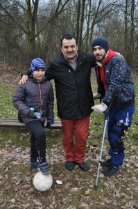 Soldan sağa Futbolexpress'in genç muhabiri Tuncay Köse, Ahmet Çakar ve dizinde çarpaz yan bağları kopan Ertan Şahin