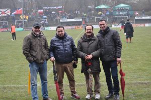 Soldan sağa eski Harburg Türkspor futbolcusu Hüseyin, antrenör ve hakem Mehmet Odabaş, Altona muhtarı Behçet Algan ve Selim Ataş