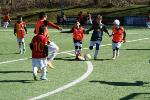 KİEL‘ DE 200 GENÇ FUTBOLCU SEÇMELERE KATILDI.