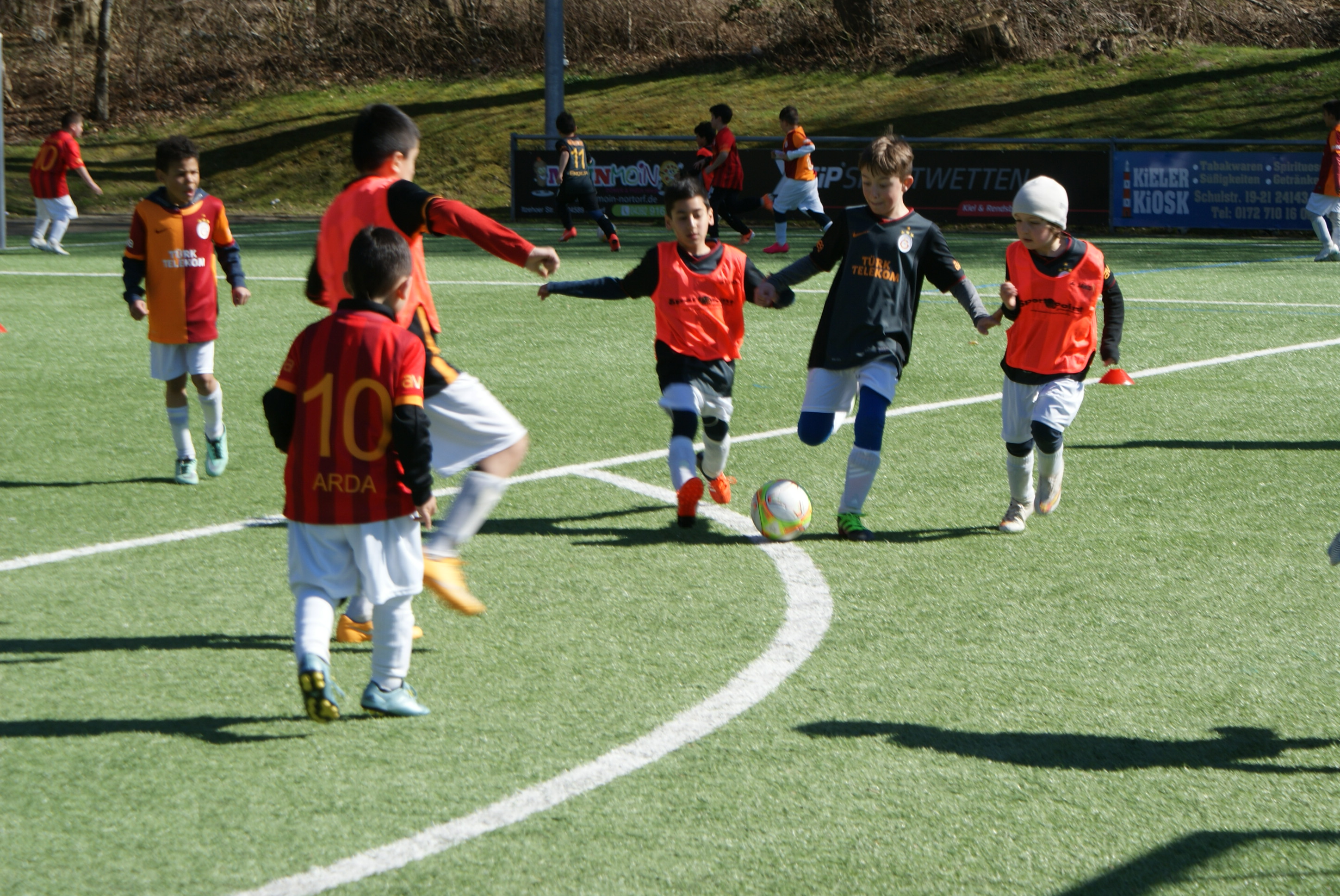 KİEL‘ DE 200 GENÇ FUTBOLCU SEÇMELERE KATILDI.