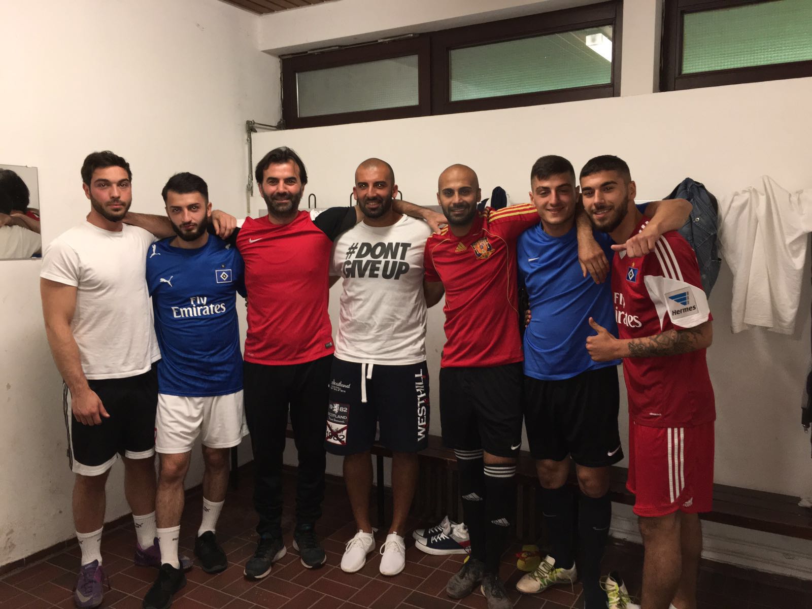 Serkan Albayrak (soldan üçüncü) futbolcular ile vedalaştı
