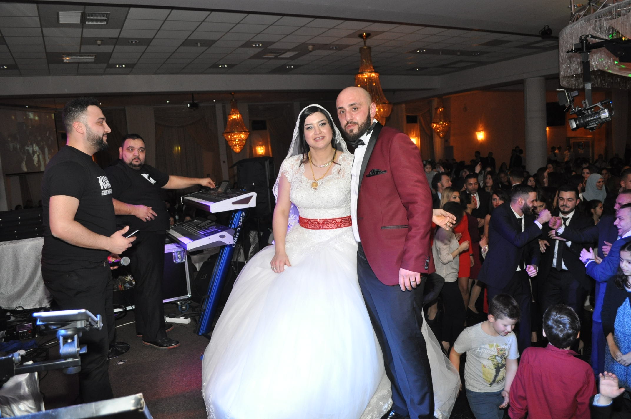 Gelin ile damat sahneye çıktı
