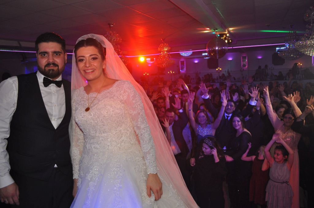 Ezgi ile Orhan muhteşem bir düğün ile evlendiler
