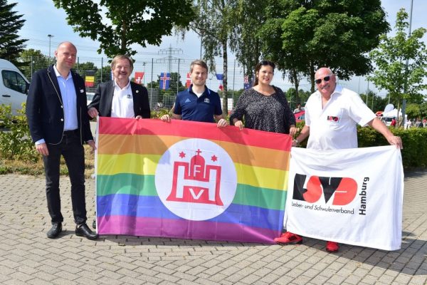 HAMBURGS FUSSBALL ZEIGT FLAGGE