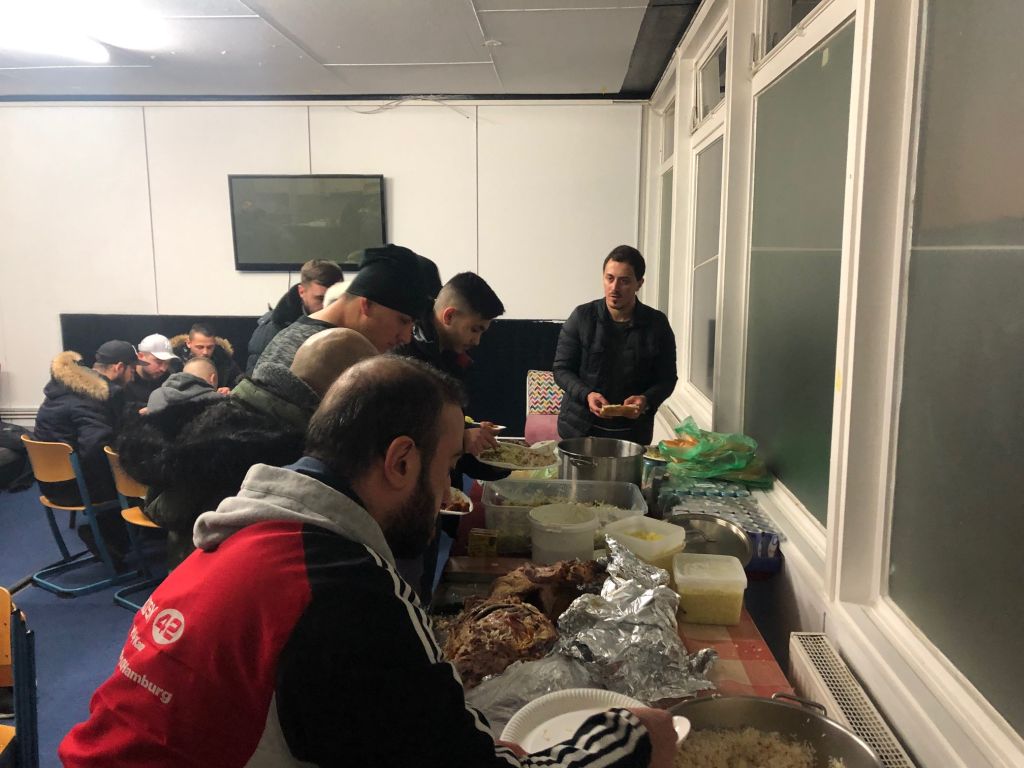 Derbi galibiyetini yemekli kutladılar