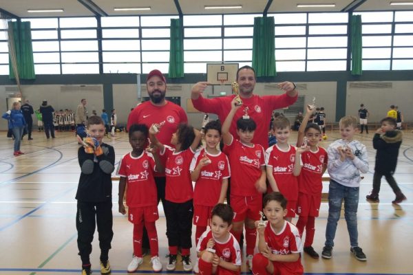 Alkışlar miniklere