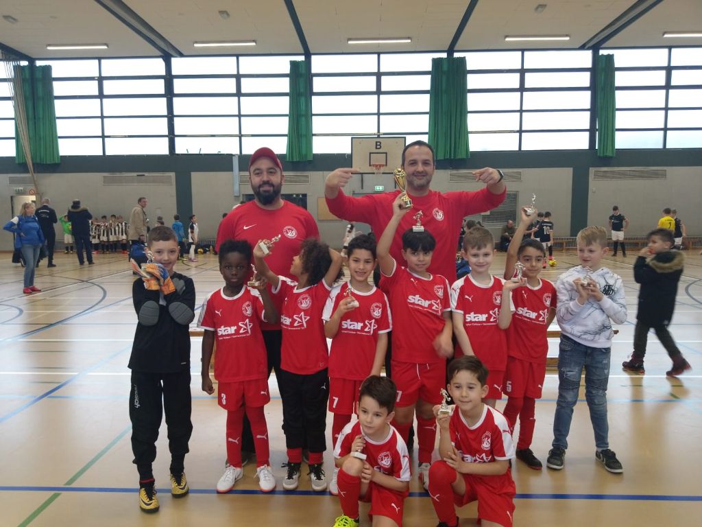 Alkışlar miniklere