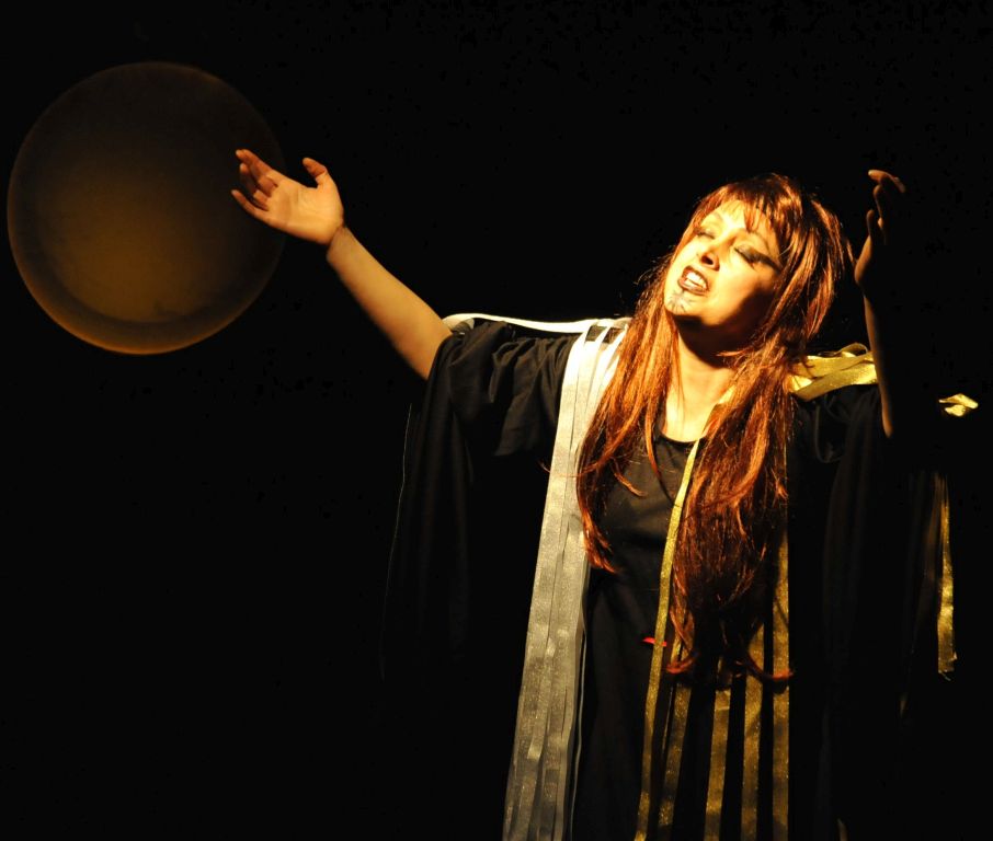 “Medea” üç dilde sahnelendi