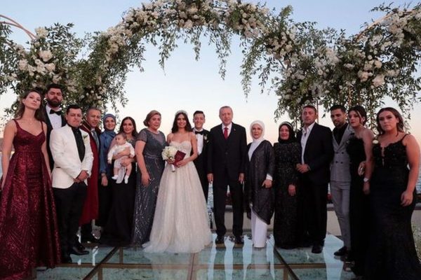 Mesut Özil ile Amine Gülşe evlendi