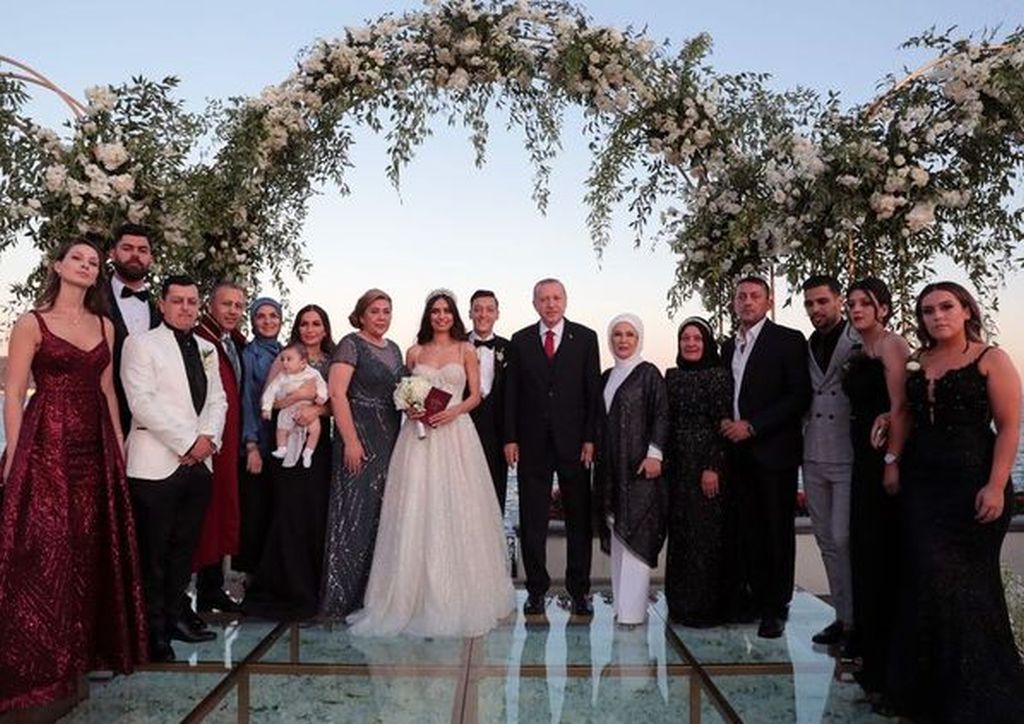 Mesut Özil ile Amine Gülşe evlendi