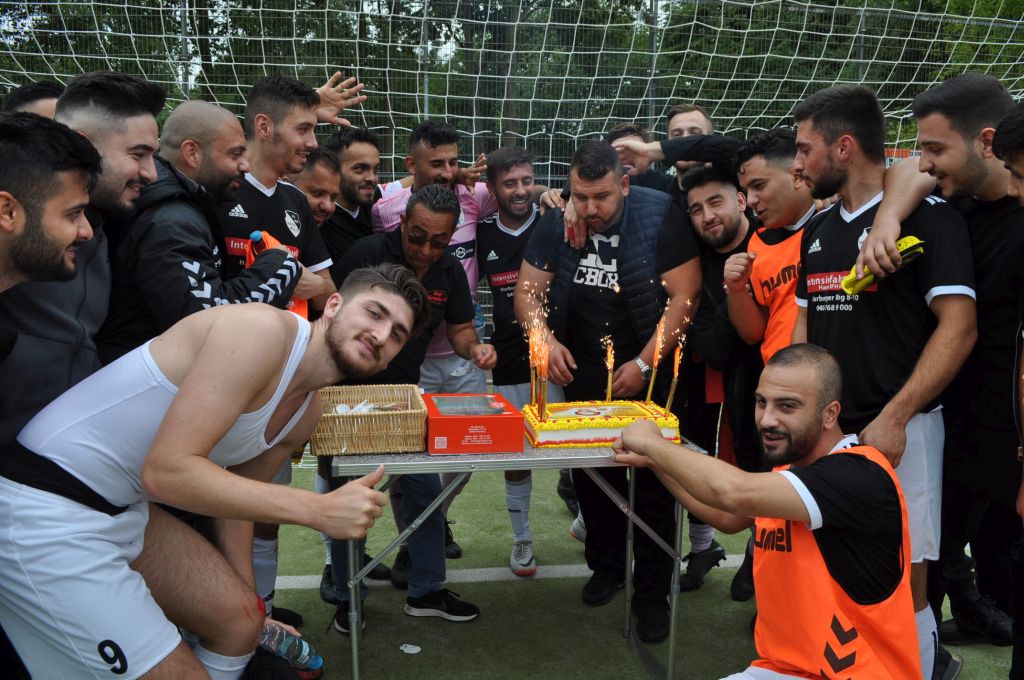 Sahada süpriz doğum günü