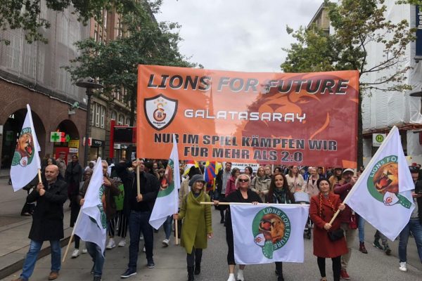 “IKLİM  DEĞİŞİKLİĞİ” İÇİN   HAMBURG’DA 100 BİN KİŞİ SOKAKTAYDI!!!