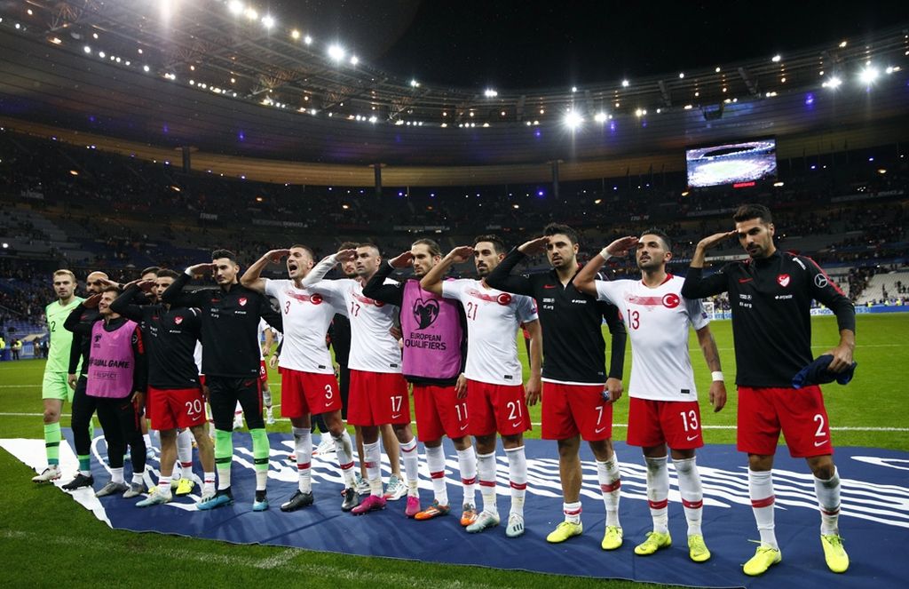 Hamburg futbol sahalarında asker selamına yasak!