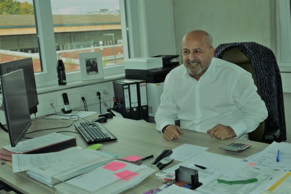 ŞAİR YÜREKLİ İŞ ADAMI GÜROL GÜR
