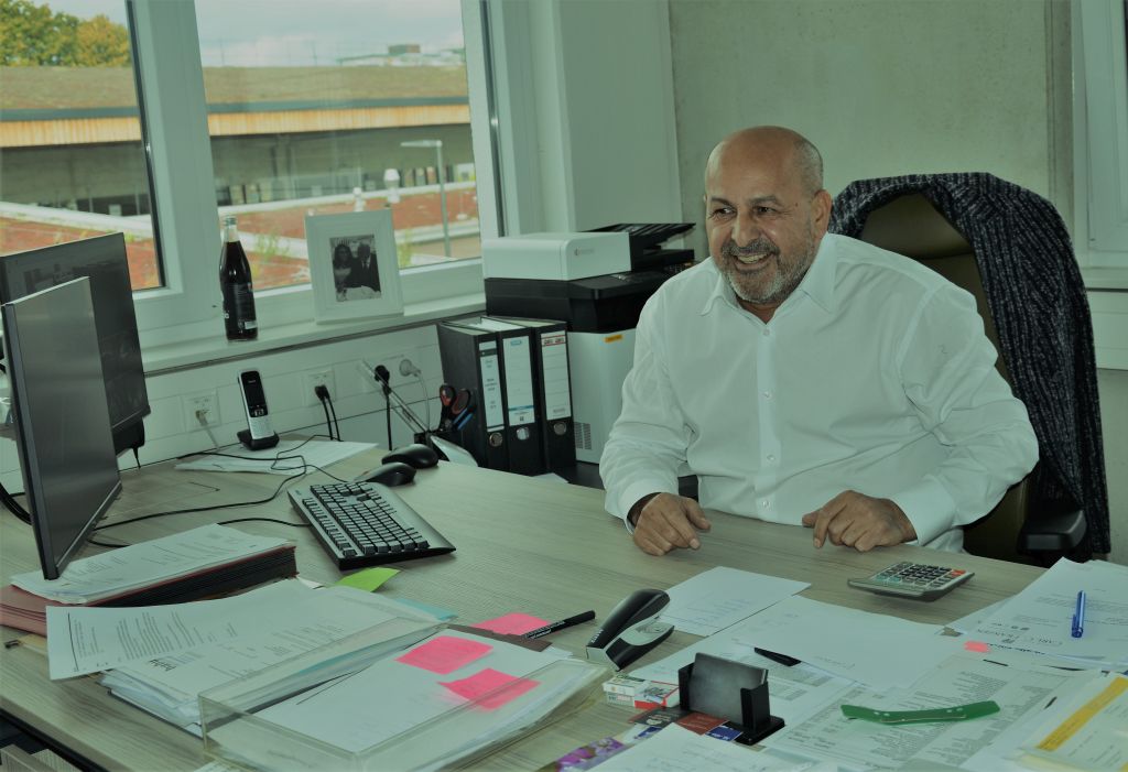 ŞAİR YÜREKLİ İŞ ADAMI GÜROL GÜR