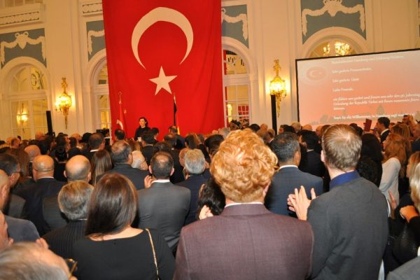 HAMBURG’DA RENKLİ CUMHURİYET ÇOŞKUSU