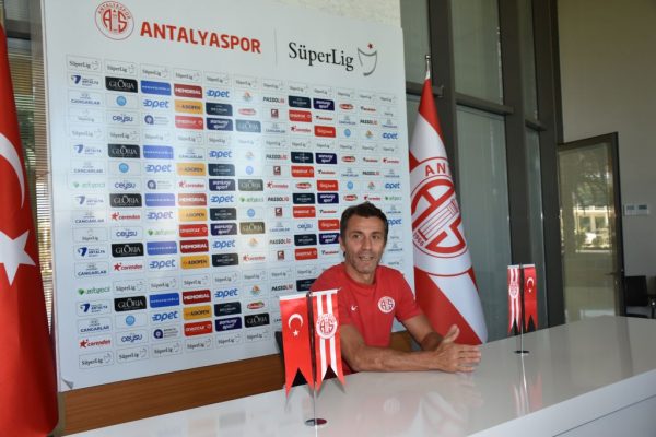 Antalyaspor teknik direktörü Bülent Korkmaz, görevinden ayrıldı