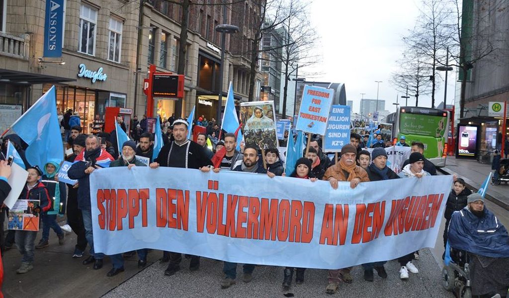 HAMBURG’DA ÇİN’DE UYGUR TÜRKLERİNE KARŞI SÜREN ASİMİLASYON VE BASKILAR PROTESTO EDİLDİ!