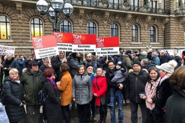 HAMBURG’DA BİNLERCE KİŞİ IRKÇILIĞA KARŞI KENETLENDİ!!!