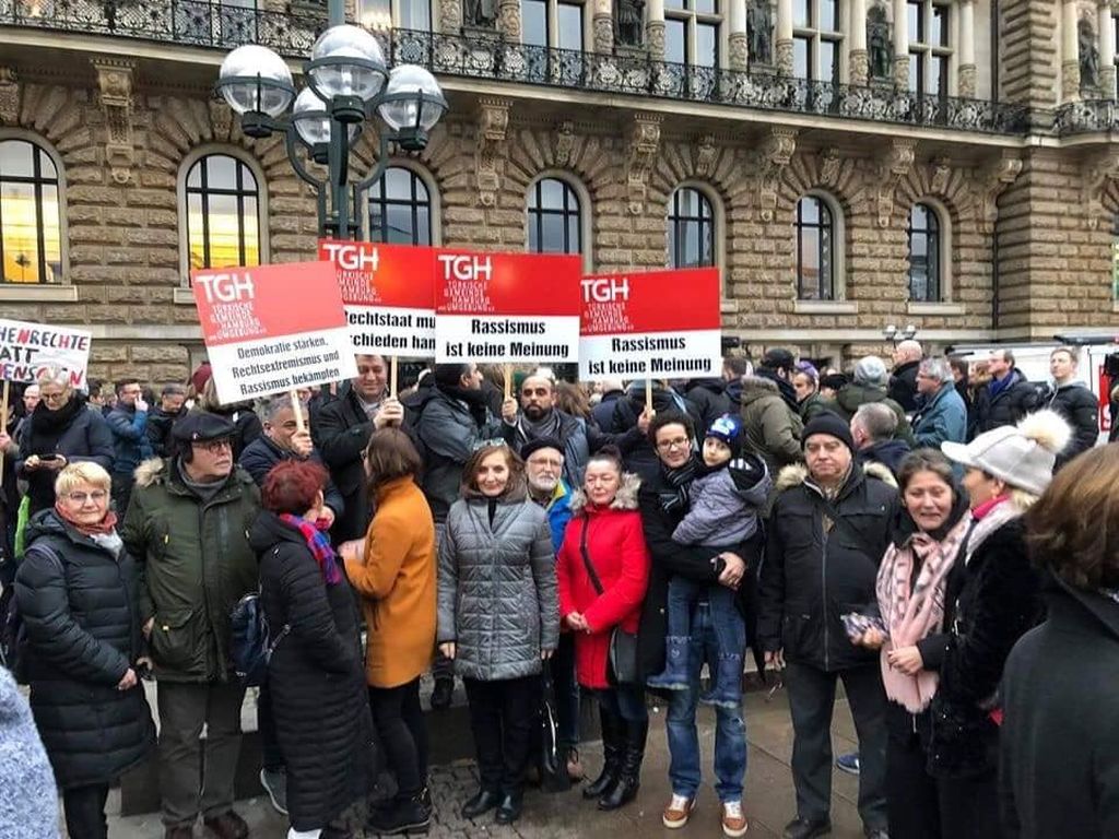 HAMBURG’DA BİNLERCE KİŞİ IRKÇILIĞA KARŞI KENETLENDİ!!!