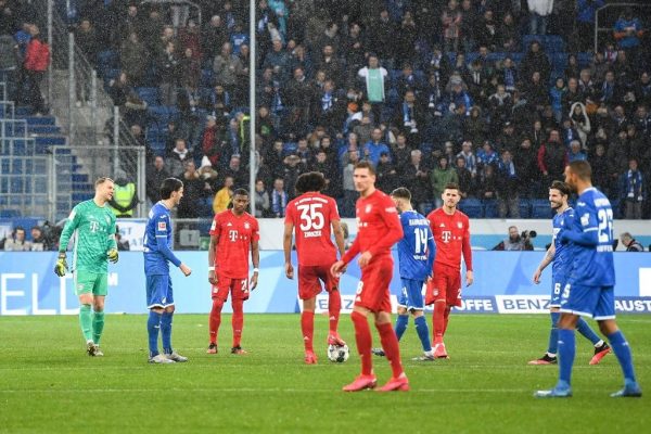 FUTBOLCULAR, TARAFTARI PROTESTO ETTİ