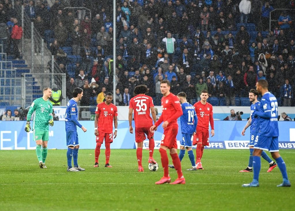 FUTBOLCULAR, TARAFTARI PROTESTO ETTİ