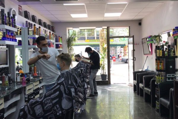 Almanya’da kuaförler 42 gün sonra yeniden açıldı