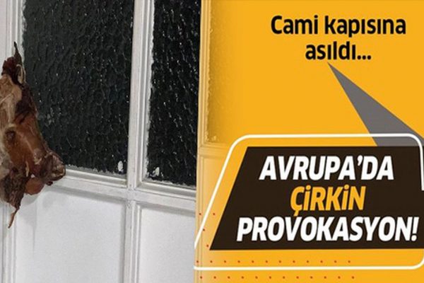 Cami kapısına asıldı!