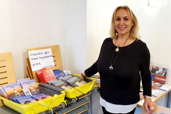 Kitaplarının gelirini sokak hayvanlarına bağışlıyor