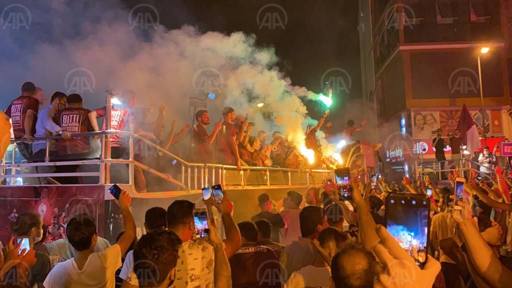 Şampiyon Hatayspor kente giriş yaptı