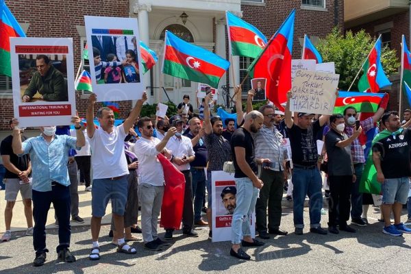 ABD’deki Azerbaycanlılar Ermenistan’ın Washington Büyükelçiliği önünde protesto eylemi düzenledi