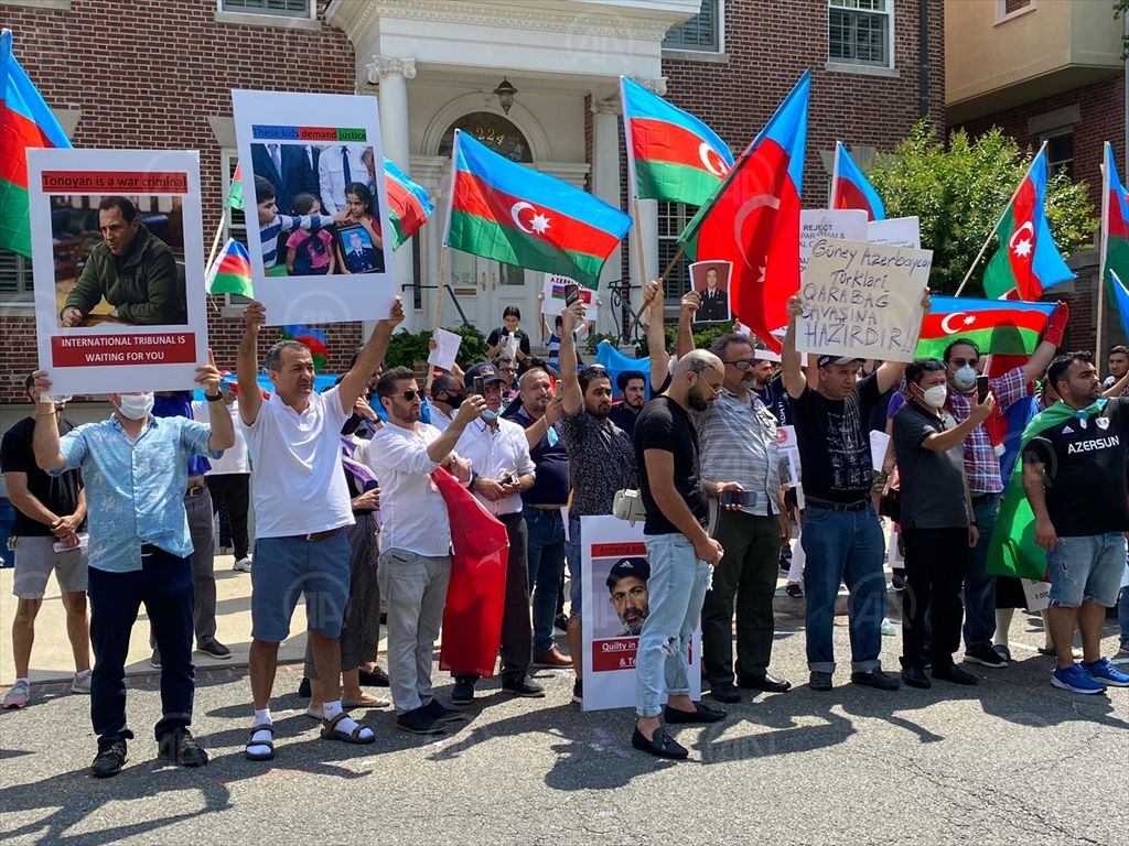 ABD’deki Azerbaycanlılar Ermenistan’ın Washington Büyükelçiliği önünde protesto eylemi düzenledi