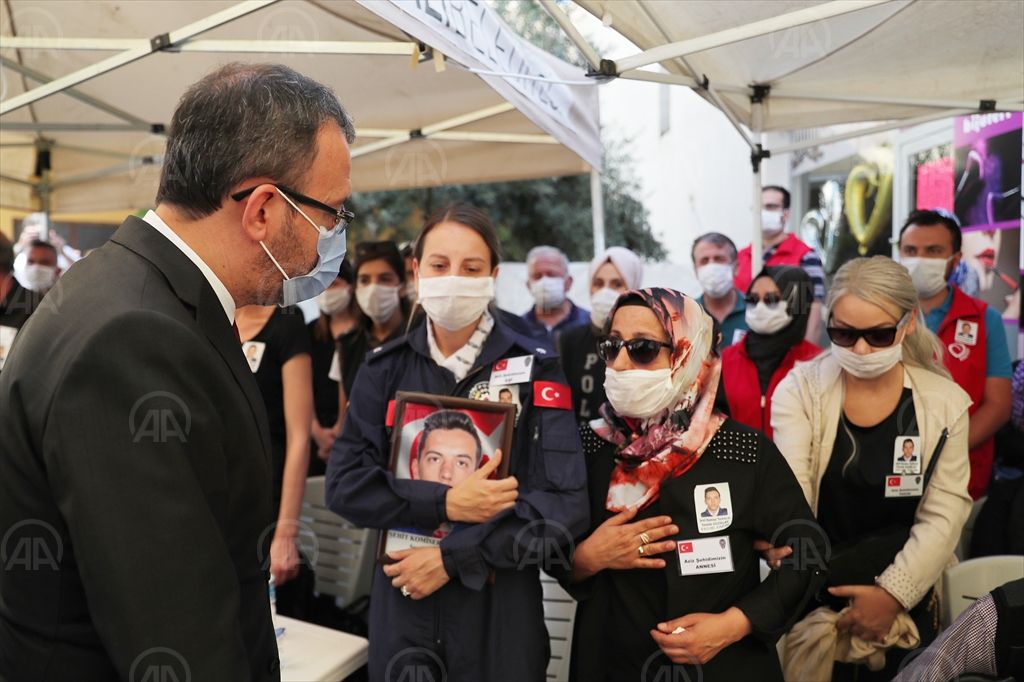 Bakan Kasapoğlu’ndan şehit Semih Güzelay’ın ailesine taziye ziyareti