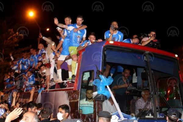Büyükşehir Belediye Erzurumspor kafilesi şehir turuyla taraftarı selamladı
