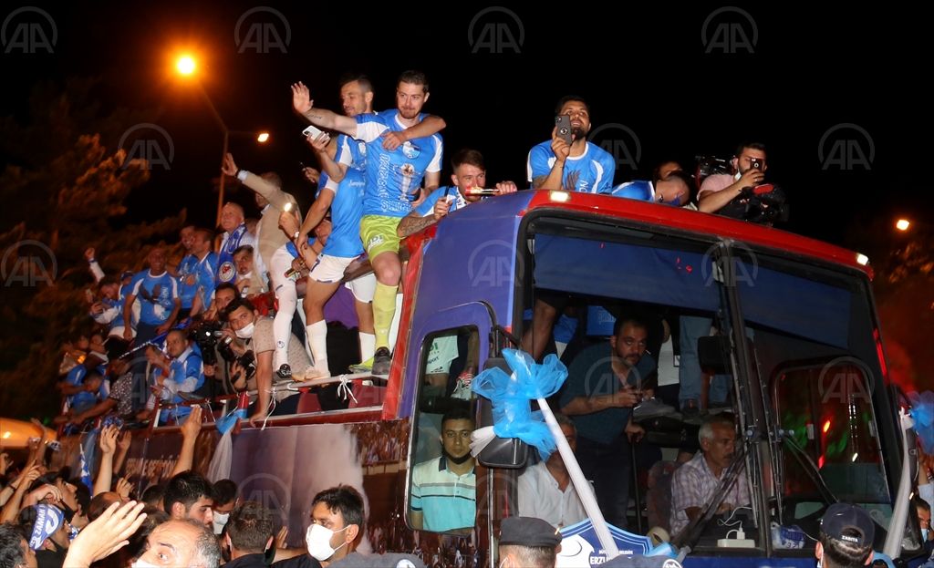 Büyükşehir Belediye Erzurumspor kafilesi şehir turuyla taraftarı selamladı