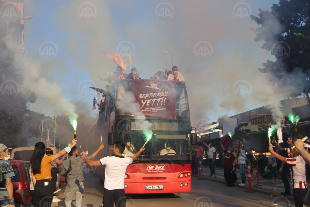 TFF 1. Lig’e yükselen Bandırmaspor, şampiyonluğunu kutladı.