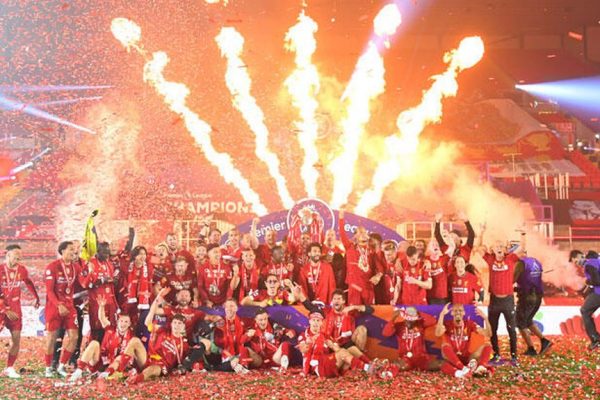 Şampiyon Liverpool kupasını aldı