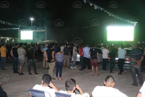 Adanademirspor taraftarları maçı açık havada izledi