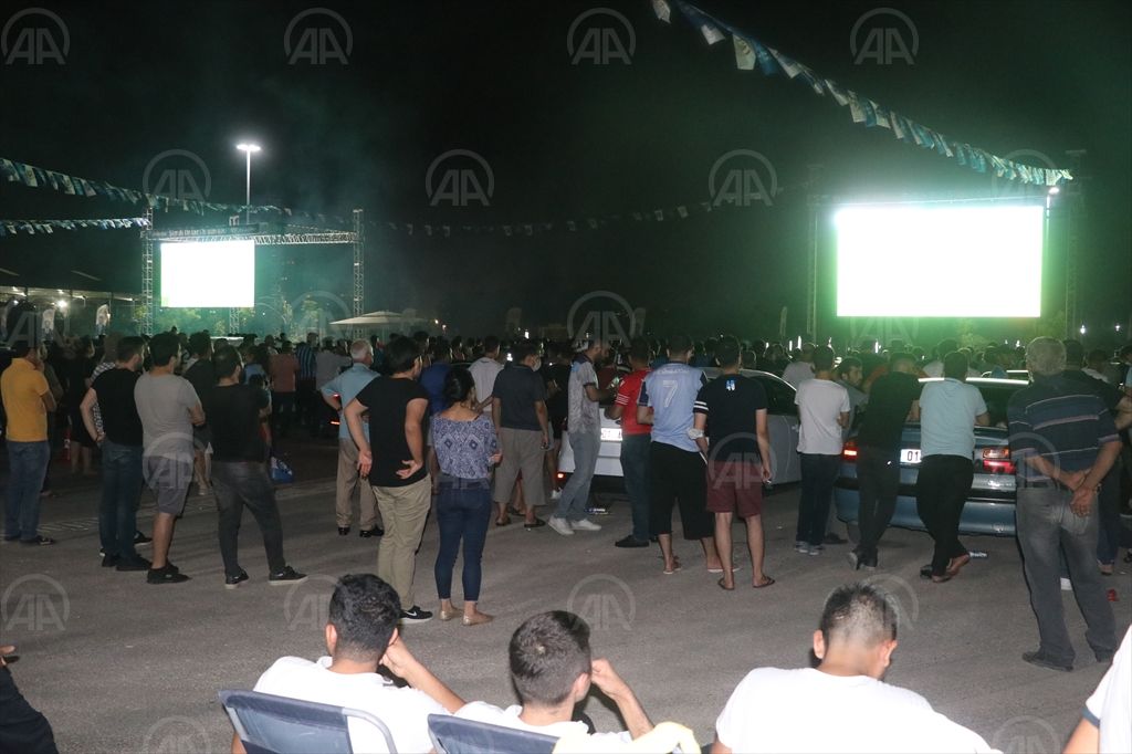 Adanademirspor taraftarları maçı açık havada izledi