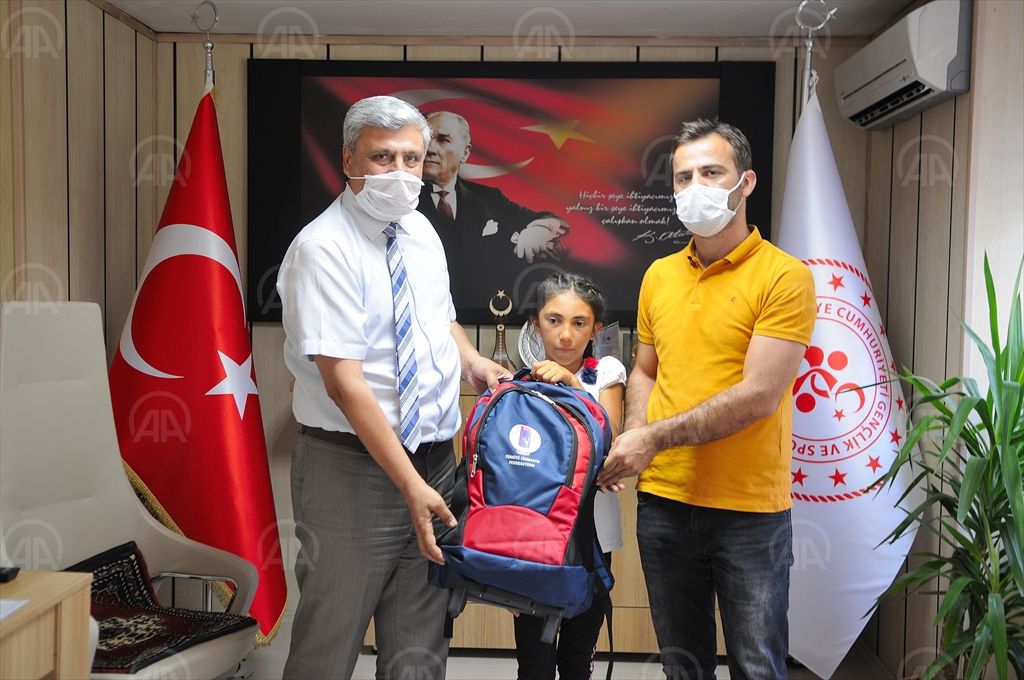 Türkiye Cimnastik Federasyonundan “Bingöl’ün lastik kızı”na milli takım forması