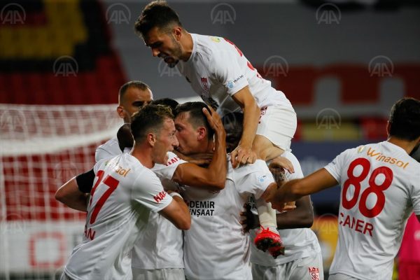 Sivasspor, üçüncülüğü İzmir’de bıraktı