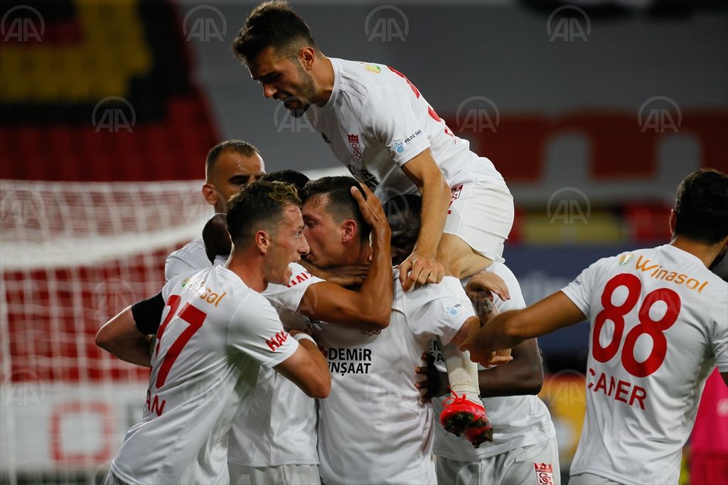 Sivasspor, üçüncülüğü İzmir’de bıraktı