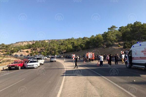 Mersin’de askerleri taşıyan otobüs devrildi