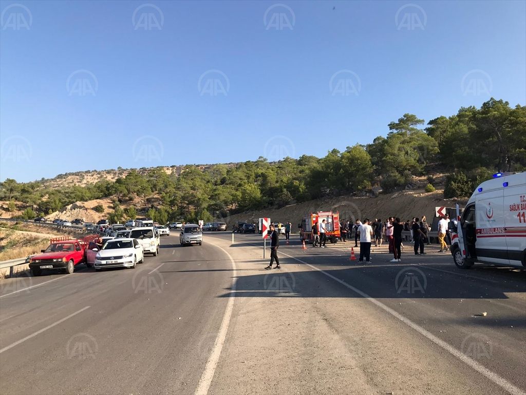 Mersin’de askerleri taşıyan otobüs devrildi