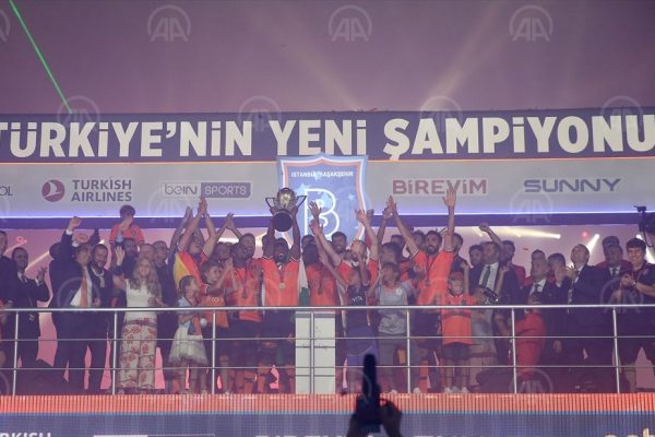Medipol Başakşehir, şampiyonluk kupasını kaldırdı