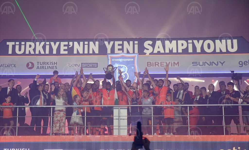 Medipol Başakşehir, şampiyonluk kupasını kaldırdı