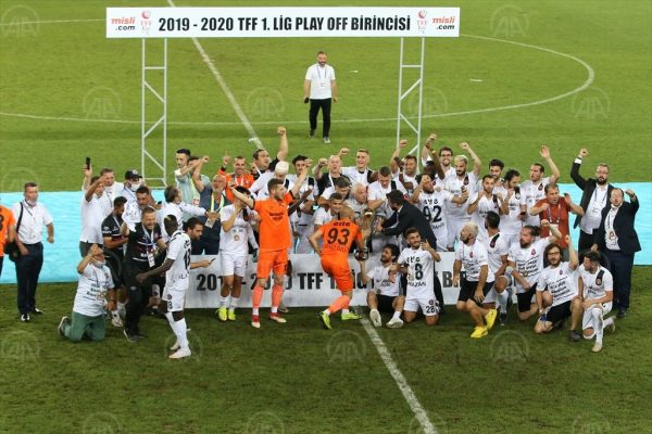 Fatih Karagümrük’te 36 yıl sonra Süper Lig’e yükselmenin sevinci